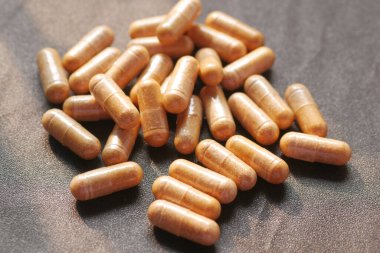 Bitkisel ilaç kapsülünün beyaza düşüşünün üst görüntüsü ,