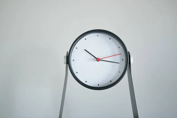 Reloj Moderno Simple Contra Pared Blanca —  Fotos de Stock