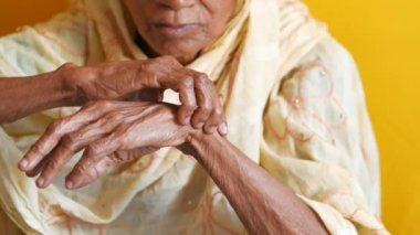 Acıdan muzdarip yaşlı kadın .