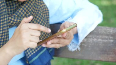 Akıllı telefonları tutan kadınların yakın çekimleri..