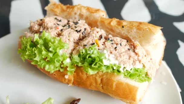 Sandwich Thon Avec Mayonnaise Sur Une Assiette Sur Table — Video
