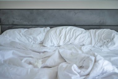 Sabahın köründe dağınık yatak, uyandıktan sonra dağınık yatak. .