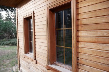 büyük pencere ile boş iç,