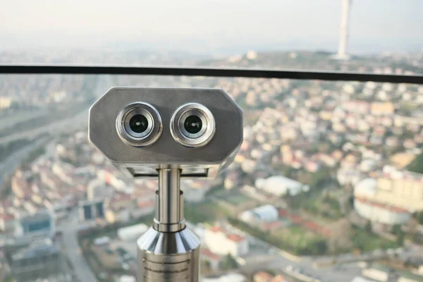 硬币操作双筒望远镜俯瞰着城市的建筑 — 图库照片