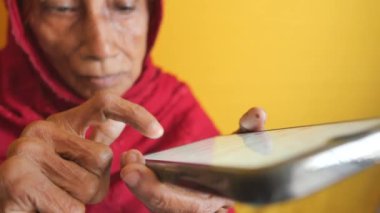  Üst düzey kadınlar akıllı telefon kullanır. Yakın plan. .