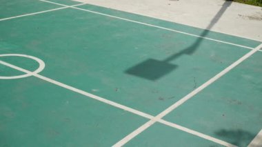 Sabahın erken saatlerinde boş tenis kortu ,