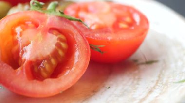 yeşil saplı taze, kırmızı domatesler