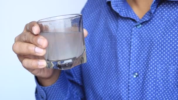 Män Som Håller Smutsigt Glas Vatten — Stockvideo