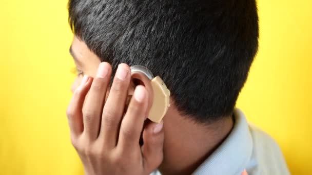 Hörapparater Tonårspojke Med Hörselproblem — Stockvideo