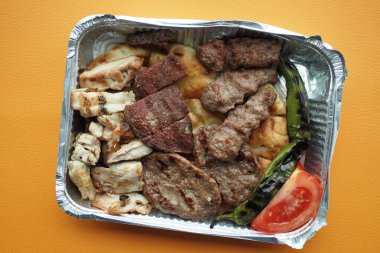  Masada plastik bir pakette donör kebabı. ,