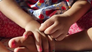  Kaşınan deriden muzdarip kız çocuğu, yakından bak...