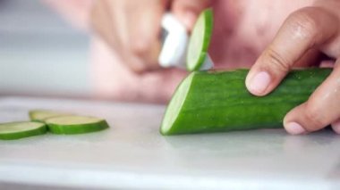 Salatalık doğrayan genç kadınlar. 