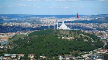  Camlica Camii 'nin yüksek açılı manzarası ve hindi bayrağı ,