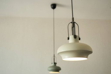  Bir odada asılı gri tavan lambası 