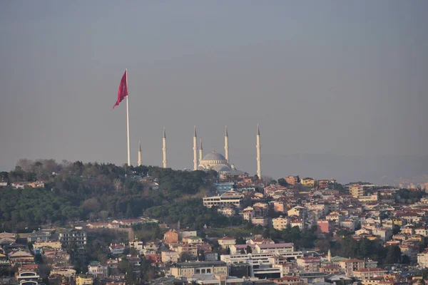 Camlica Mosqueと七面鳥の旗の高い角度の眺め — ストック写真