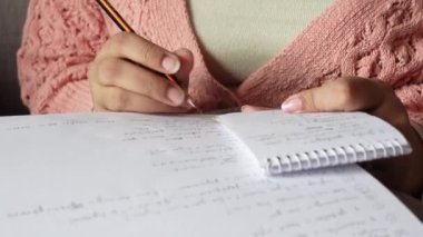 Not defterine kadınların el yazısını kapat