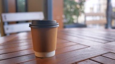 Boş. Kraft kahve fincanını masadan al.
