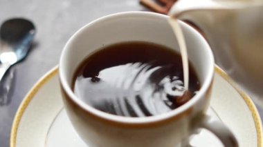 Sütü çayla bardağa dolduruyorum.