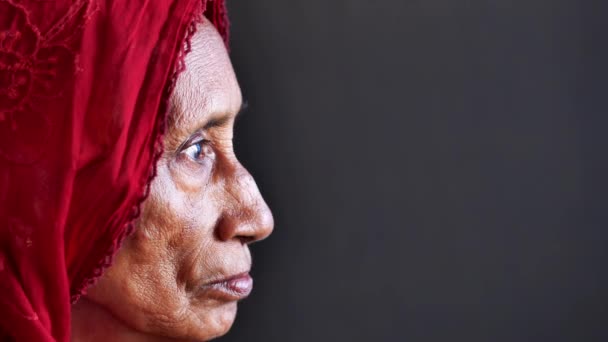 Грустные Пожилые Женщины Отворачивающиеся — стоковое видео