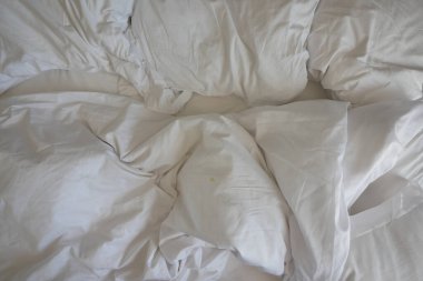 Sabahın köründe dağınık yatak, uyandıktan sonra dağınık yatak. .