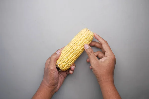 Kukoricacsutkát Tartó Férfiak — Stock Fotó
