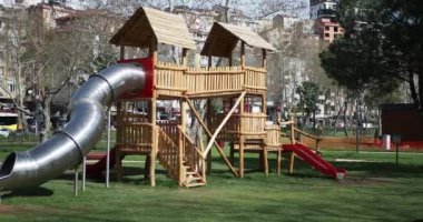 İstanbul 'daki ahşap çocuk parkı. ,