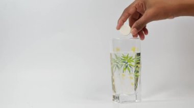 Patlayıcı çözünür tablet haplar. C vitamini