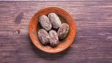 Masadaki bir kasede Hint tatlısına yaklaş, Halua. 