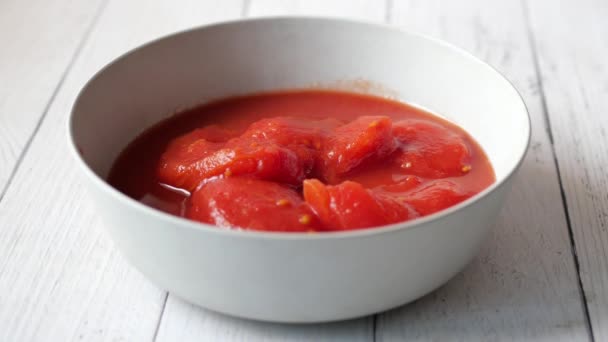 그릇에 통조림 토마토 — 비디오