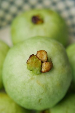 Masadaki guava dilimini kapat. .