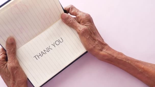 Mão Mulheres Sênior Segurando Nota Agradecimento Cima Para Baixo — Vídeo de Stock