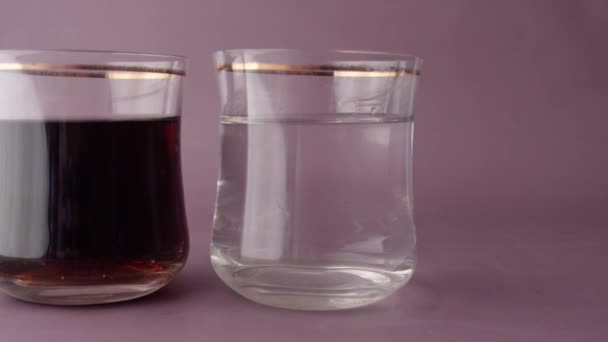 Σύγκριση Αναψυκτικών Ένα Ποτήρι Νερό Στο Τραπέζι — Αρχείο Βίντεο