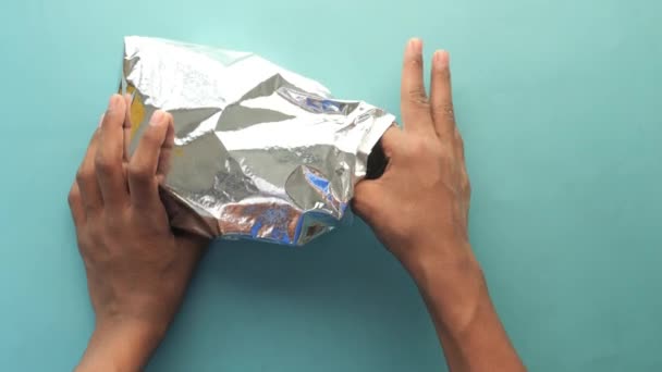 Män Plockar Potatischips Från Ett Plastpaket — Stockvideo