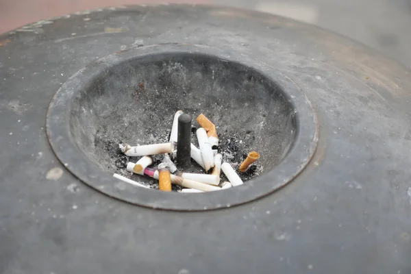 Chiudere Bruciando Sigaretta Nel Posacenere — Foto Stock