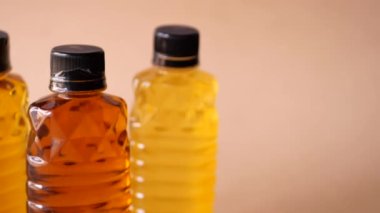 Bir şişede üç farklı yağ. ,