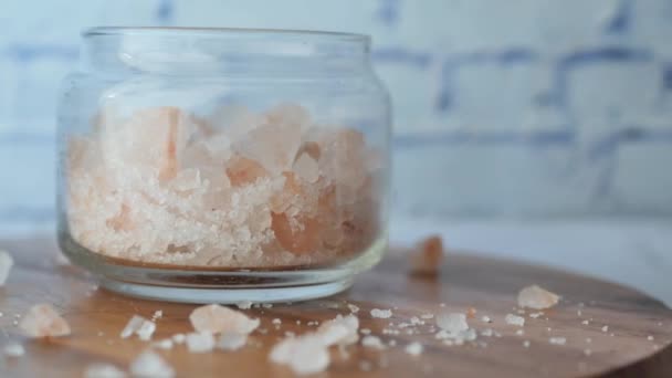 Κλείσιμο Του Ροζ Αλάτι Βράχο Ένα Μπολ Στο Τραπέζι — Αρχείο Βίντεο