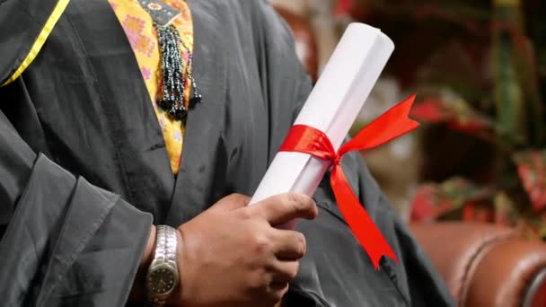 卒業証明書を所持する学生 — ストック動画