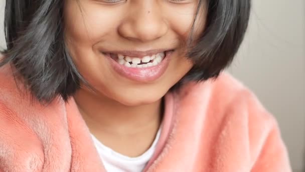 Enfant Montrer Ses Dents Manquantes — Video