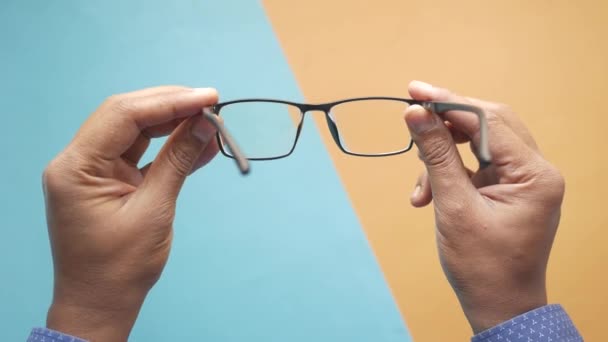 Närbild Man Hand Hålla Glasögon — Stockvideo