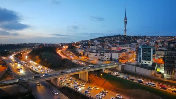 トルコのイスタンブール2023年1月12日 夜景の高い距離に多くの車 — ストック動画