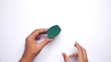  Petrol jölesi kullanan bir adamın üst görüntüsü.