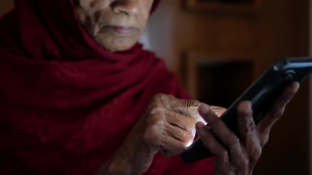 Donne Anziane Mano Utilizzando Smart Phone Vicino — Video Stock