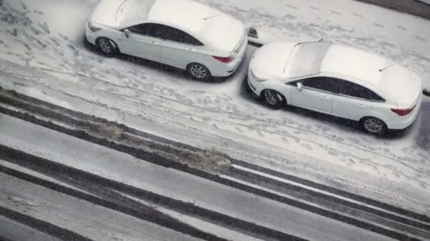 Wiersz Samochody Pokryte Śniegiem — Wideo stockowe