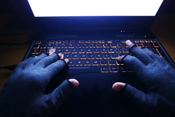 Хакер Вручную Крадет Данные Ноутбука Сверху Вниз — стоковое фото