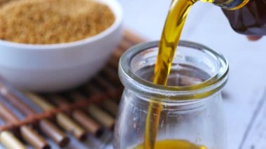 Masadaki plastik kavanozda hardal yağı. Yüksek kalite 4k görüntü