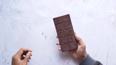 Erkek eli çikolata kırıyor. ,