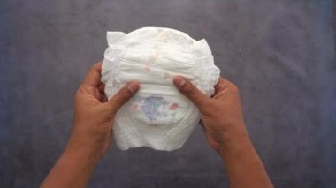  Bebek bezini elle kontrol ediyorum. ,