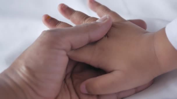 Otec Drží Ruku Dítěte Zblízka — Stock video