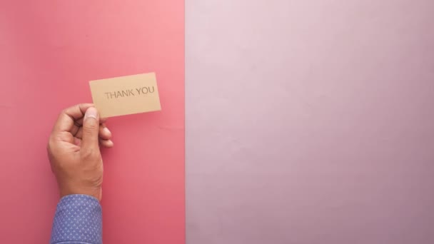 Закрыть Руку Человека Читающего Благодарственное Письмо — стоковое видео