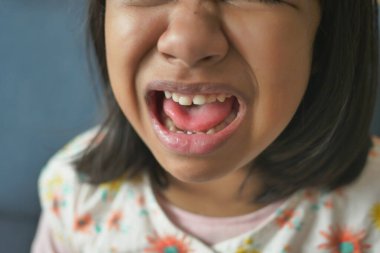 Evde çocuk çığlığı, yavaş çekim. 